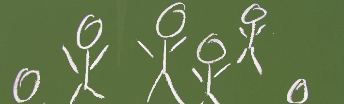 Mit eißer Kreide auf grüner Schultafel gemalte Strichmännchen