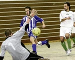 Fussballzweikampf unter dem Hallendach