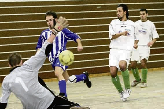 Fussballzweikampf unter dem Hallendach