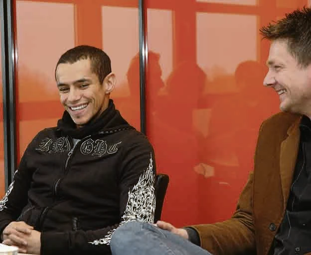 Mimoun Azaouagh und VfL-Pressesprecher Christian Gruber.