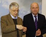 Gerd Kirchhoff (l.) und Volker Goldmann bei der Auslosung.
