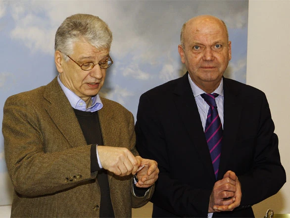 Gerd Kirchhoff (l.) und Volker Goldmann bei der Auslosung.