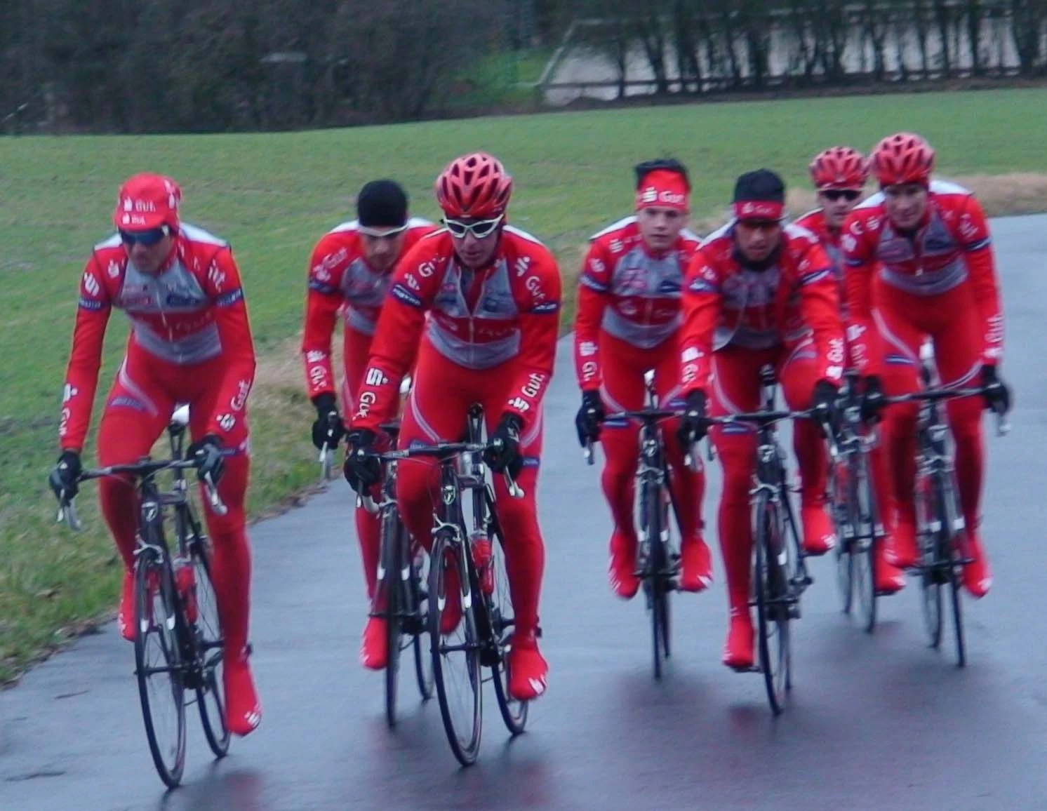 Das Team Sparkasse erprobt in den roten Sparkassen-Shirts die DM-Strecke.