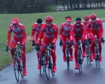 Das Team Sparkasse erprobt in den roten Sparkassen-Shirts die DM-Strecke.