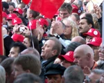 Demonstrantengruppe anlässlich der Standortverlagerung von Nokia