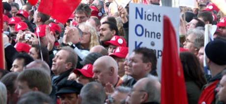 Demonstrantengruppe anlässlich der Standortverlagerung von Nokia