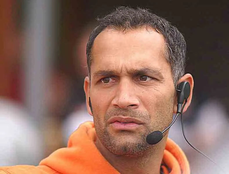 Beppo Sengupta mit Headset im Ohr.