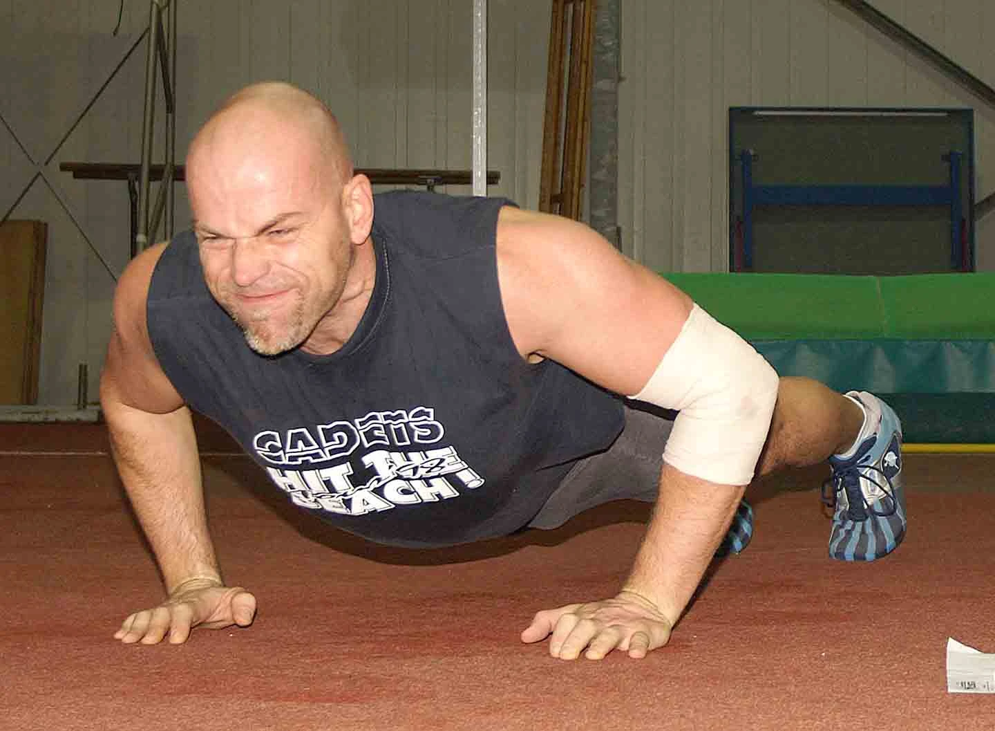 Peter Dietrich beim Liegestütz.