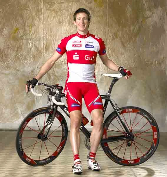 Dirk Müller im Sparkassentrikot an seinem Rennrad.