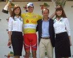 Dirk Müller mit Pokal und Blumen bei der Siegerehrung auf Mallorca.