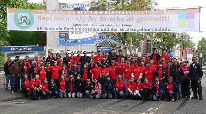 Die aufmunternden Worte „Kopf hoch - 1/3 der Strecke ist geschafft“ an die Teilnehmer des RuhrMarathons werden in Riemke auch in diesem Jahr in großen Lettern zu sehen sein. Die über 100 helfenden Hände stehen bereits in den Startlöchern.
